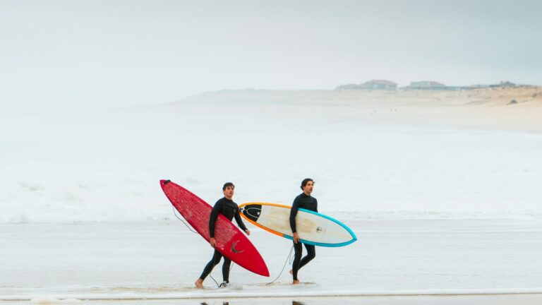 Surfeurs sur la plage d'Hossegor, Landes