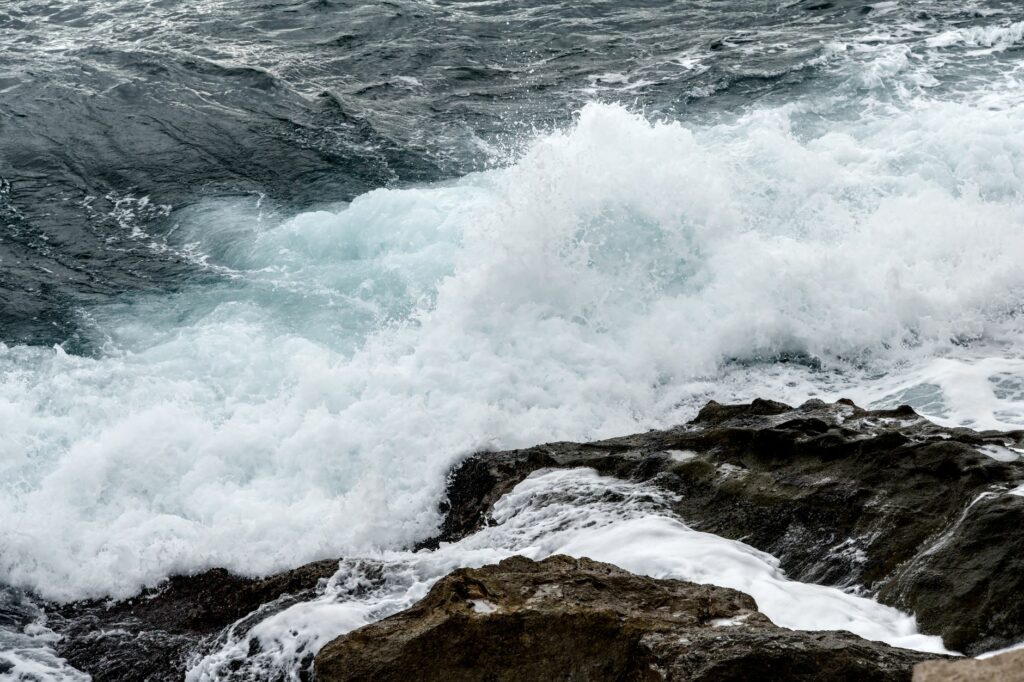 Antibes — Juan-les-Pins : la Côte d&rsquo;Azur des contrastes en automne : quand les surfeurs prennent le relais