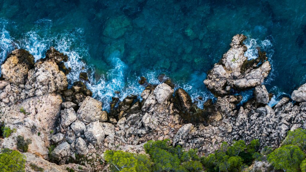Les Calanques de Marseille en automne : quand les surfeurs prennent le relais