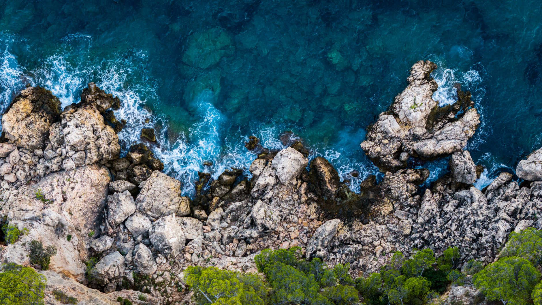 Les Calanques de Marseille en automne : quand les surfeurs prennent le relais