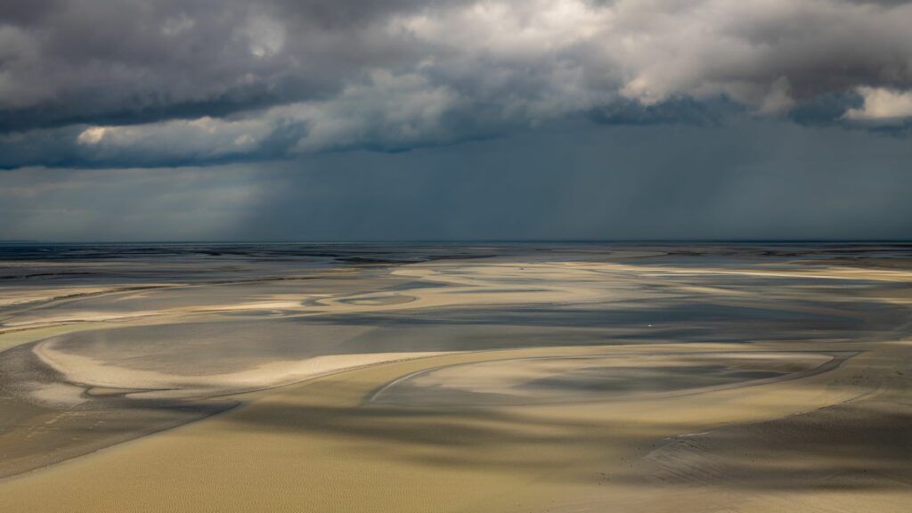 Mont-Saint-Michel : entre terre et mer en automne : quand les surfeurs prennent le relais