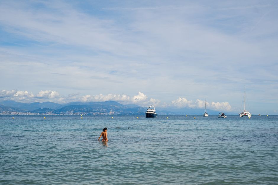 Antibes — Juan-les-Pins : la Côte d&rsquo;Azur des contrastes en automne : quand les surfeurs prennent le relais