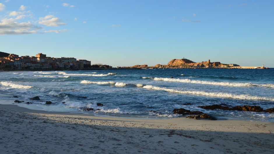 L&rsquo;Île-Rousse en automne : quand les surfeurs prennent le relais