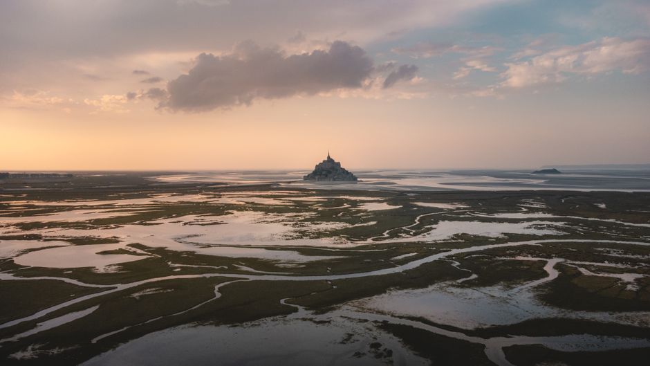 Mont-Saint-Michel : entre terre et mer en automne : quand les surfeurs prennent le relais