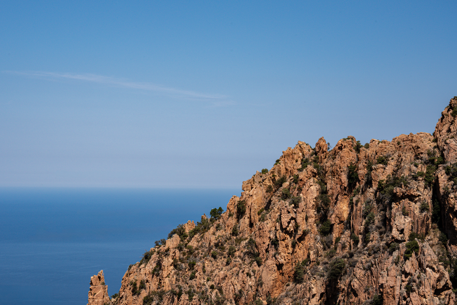 Porto — Les Calanches de Piana en automne : quand les surfeurs prennent le relais