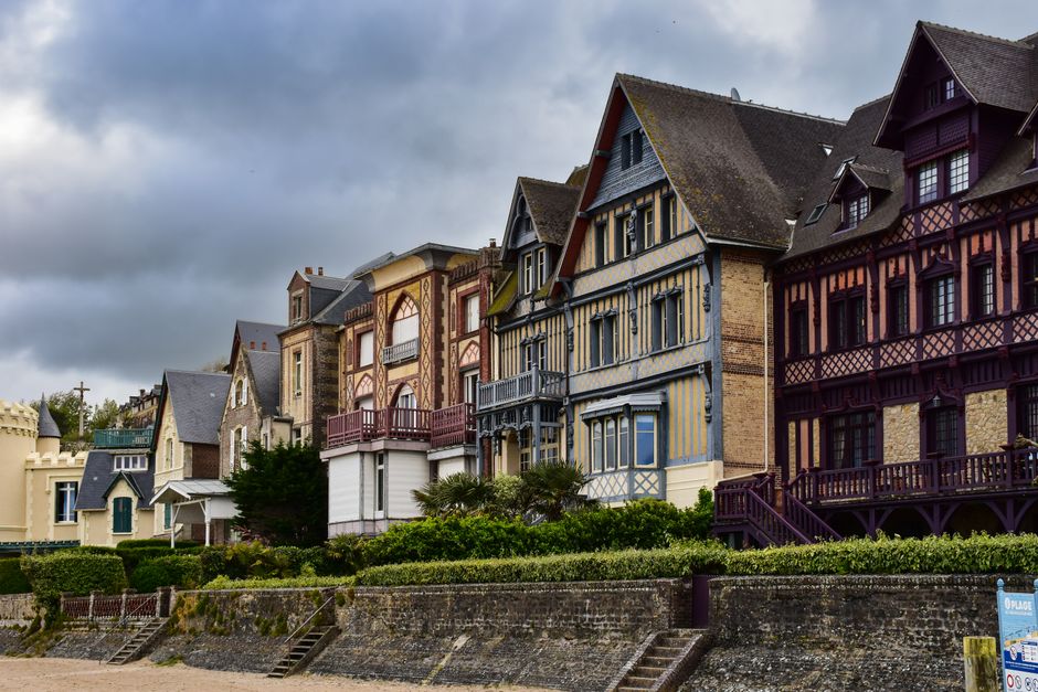 Trouville-sur-Mer en automne : quand les surfeurs prennent le relais