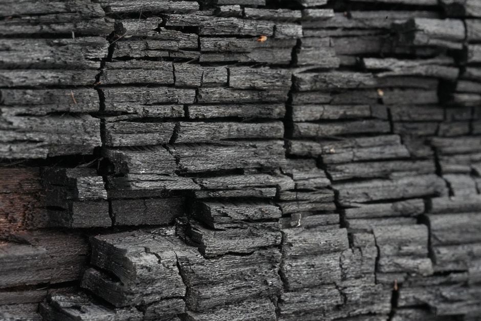 Shou sugi ban : le bois brûlé face à l&rsquo;air marin, entre technique et cadre légal