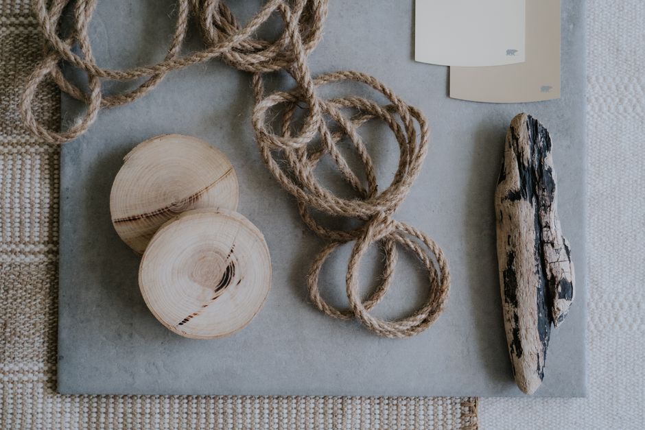 Fibres naturelles : construire un intérieur qui tient face à l&rsquo;air marin