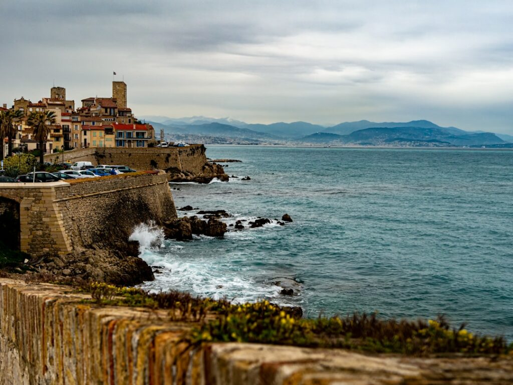 Antibes : entre technopole et murs anciens, le revers de la carte