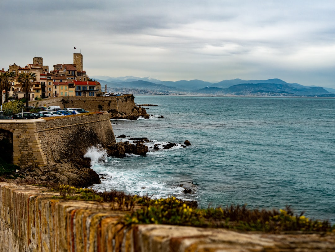 Antibes : entre technopole et murs anciens, le revers de la carte