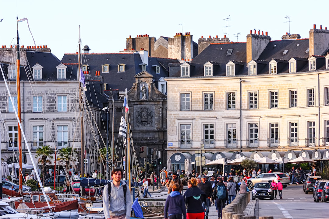 Vannes, ville médiévale du Morbihan : le golfe comme prolongement urbain
