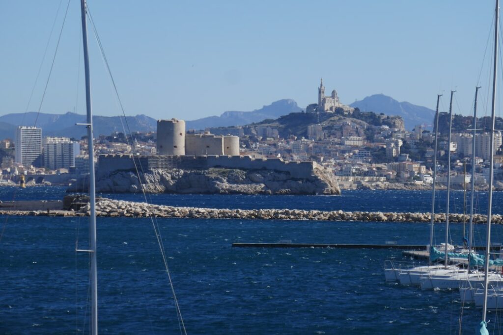 Dufy peint Marseille : quand la couleur libère le port