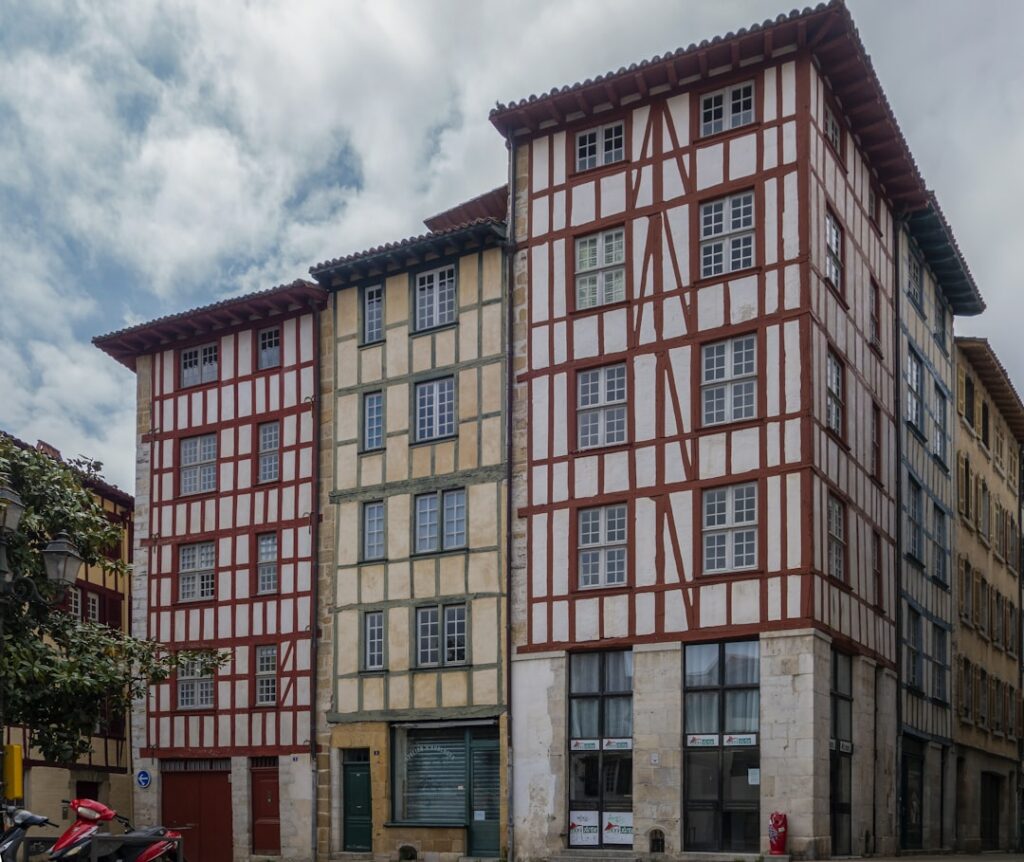 Les chalets basques : blanc et rouge, la grammaire d&rsquo;une maison