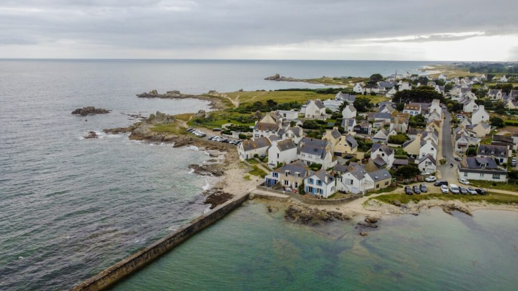 Les filets colorés de Bretagne : formes et fonctions du littoral