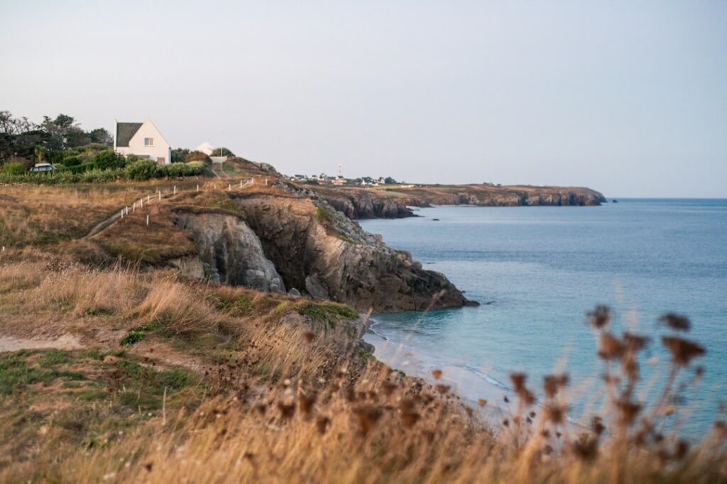 Les îles bretonnes sans voiture : marcher sans apprêt