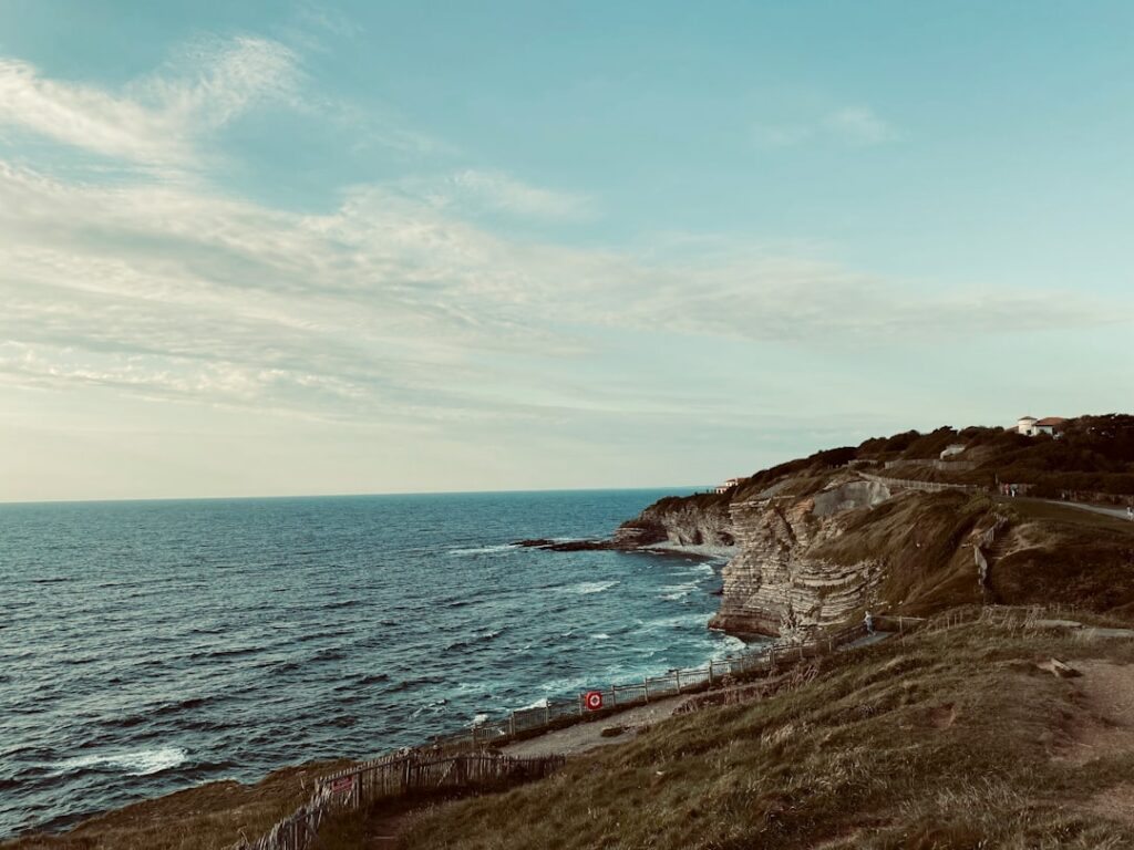 La Corniche basque : marcher entre falaises et histoire