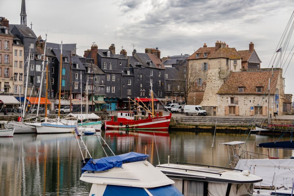 Eugène Boudin à Honfleur : quand la lumière côtière invente l&rsquo;impressionnisme