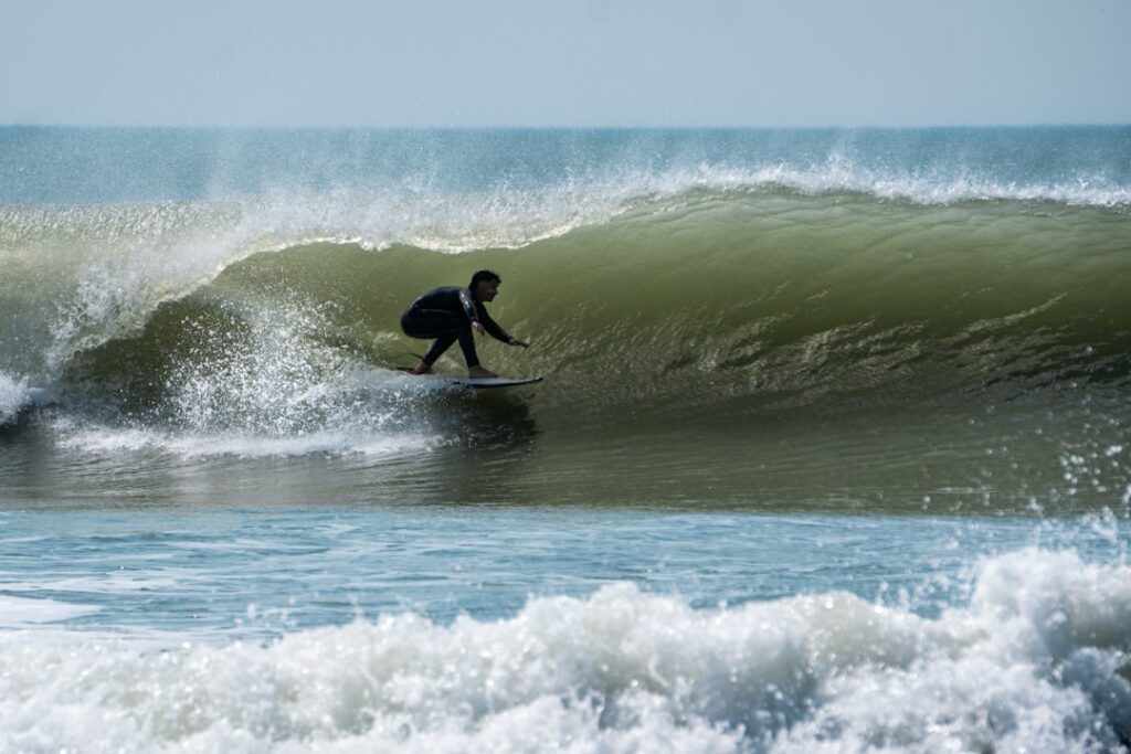 Apprendre le surf à Lacanau : une initiation entre océan et culture