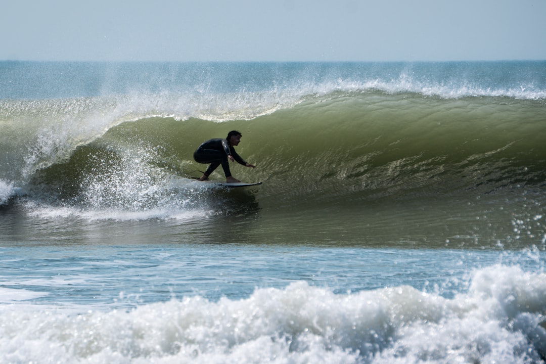 Apprendre le surf à Lacanau : une initiation entre océan et culture