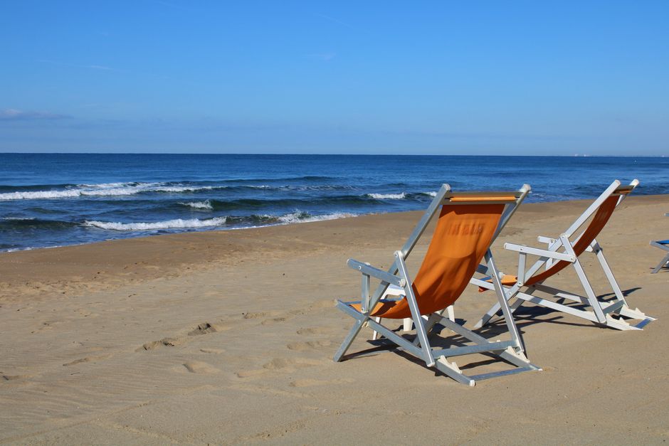 Voyager léger à la plage : l&rsquo;art de l&rsquo;essentiel