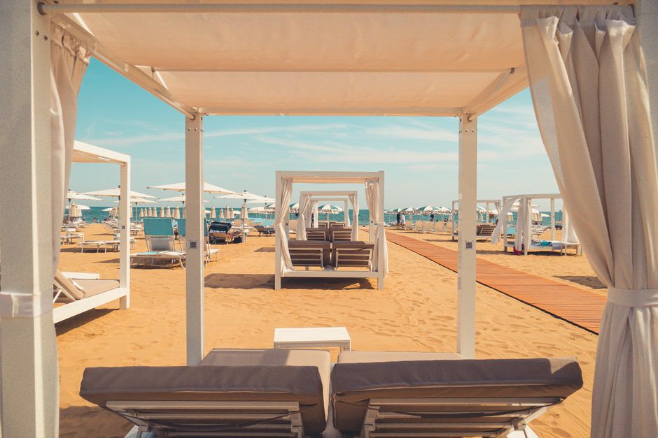 Île-de-Ré : deux cabanes de plage mixent bar de jour et lounge nocturne
