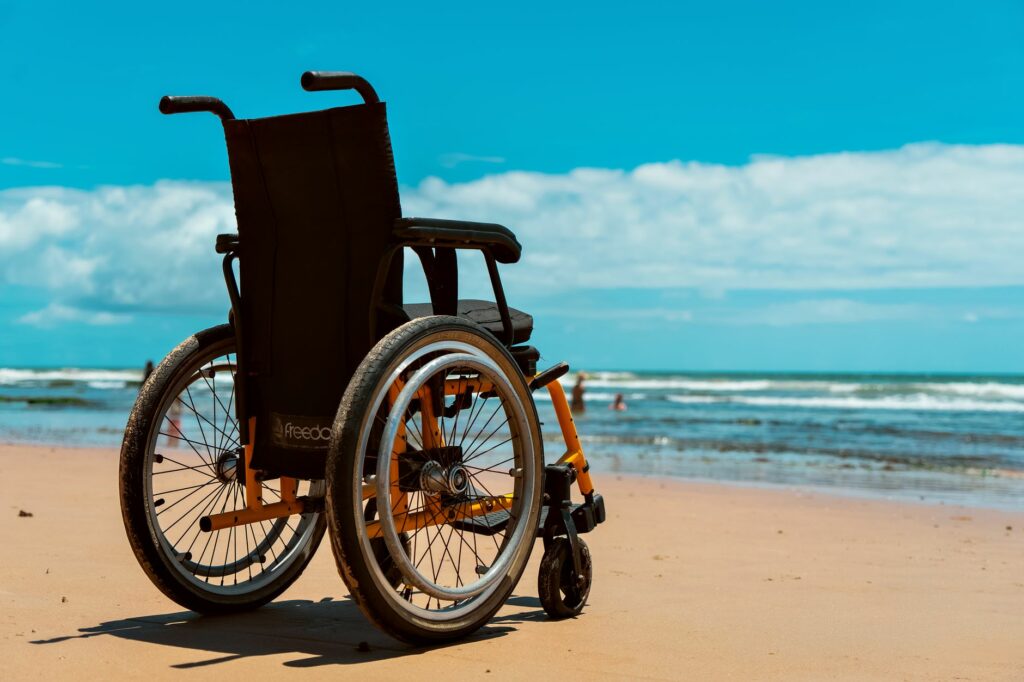 Plages accessibles aux personnes handicapées : vérifier avant de partir