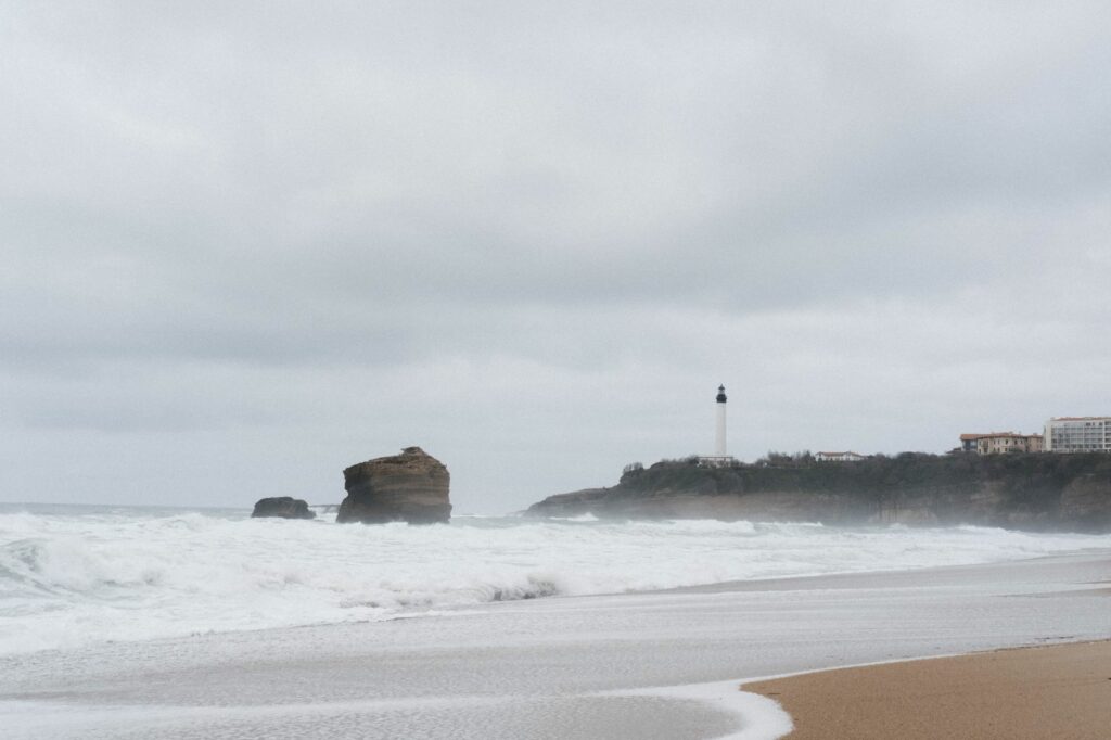 Le phare oublié qui veille seul sur la côte, entre deux marées