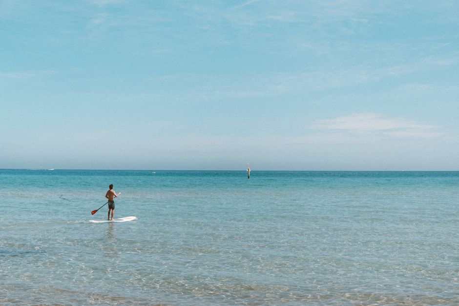 Paddle en mer : tout ce qu&rsquo;il faut savoir avant de se lancer (et les spots où ça vaut la peine)
