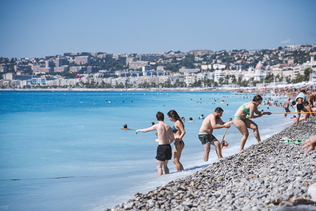 Côte d&rsquo;Azur : les plages deviennent des centres commerciaux à ciel ouvert
