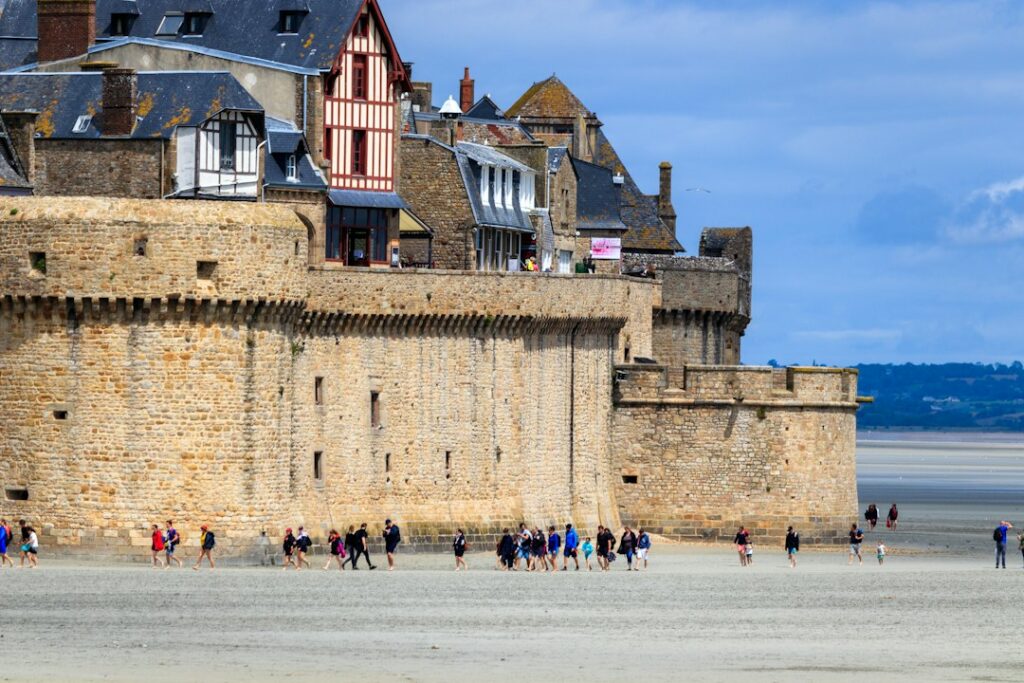 Mont-Saint-Michel : traverser la baie à marée exceptionnelle