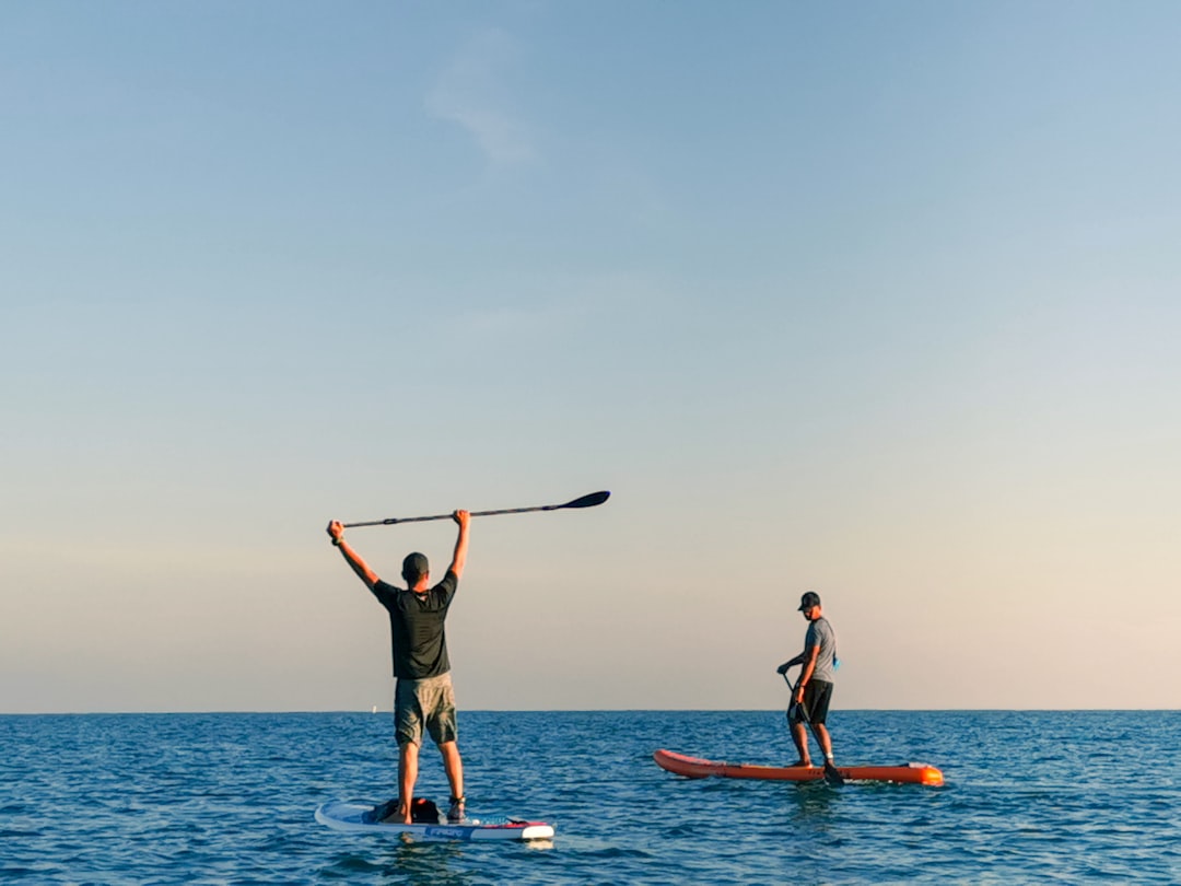 Paddle en solitaire : les risques méconnus de la mer