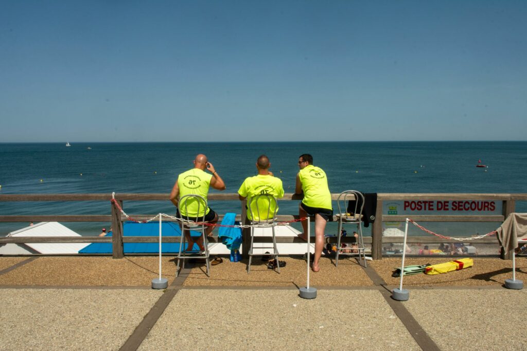 Qui surveille les plages françaises : SNSM, CRS et compétences du maire