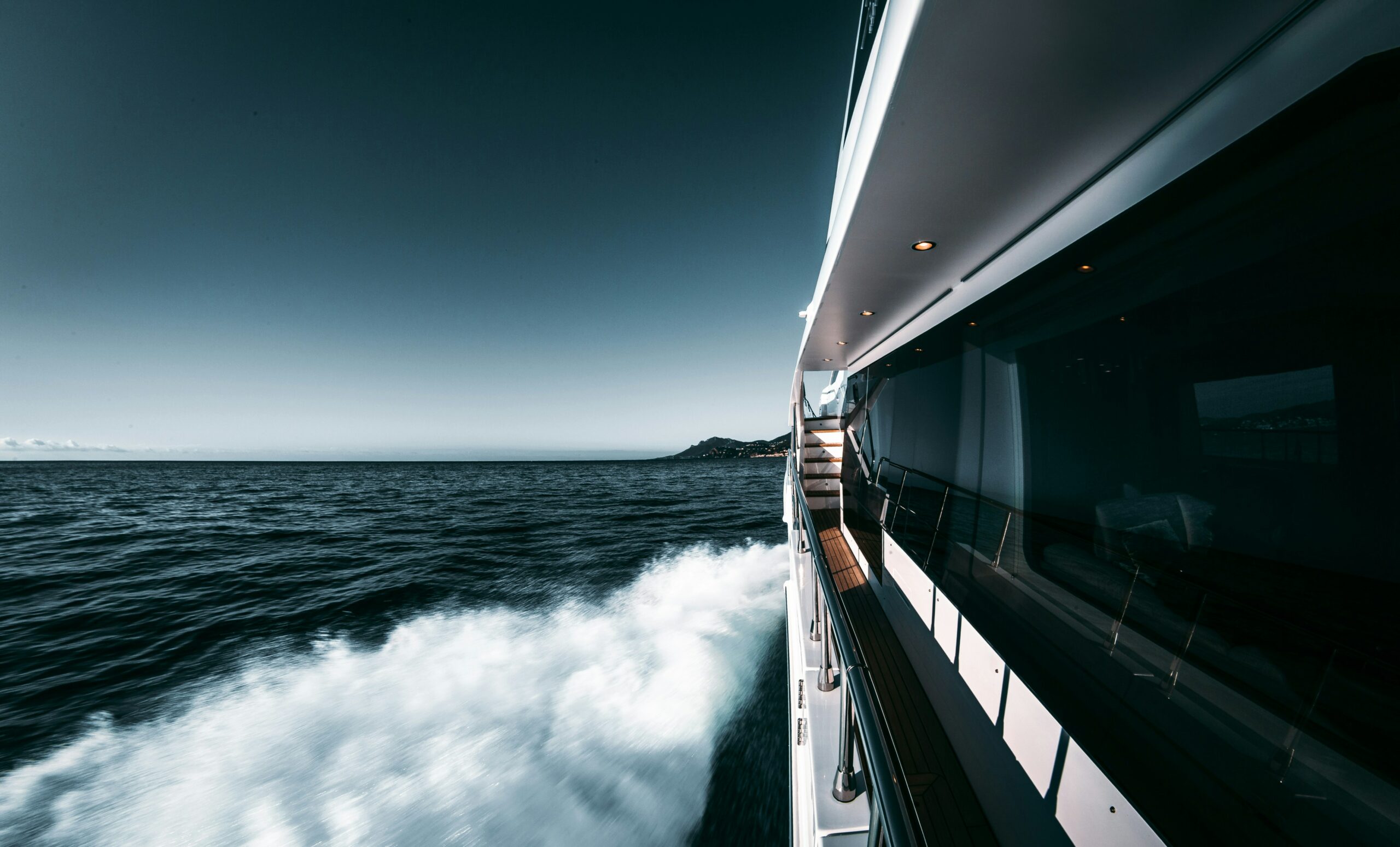 Luxe balnéaire Côte d&rsquo;Azur : yachts, palaces, plages privées — ce que ça coûte vraiment