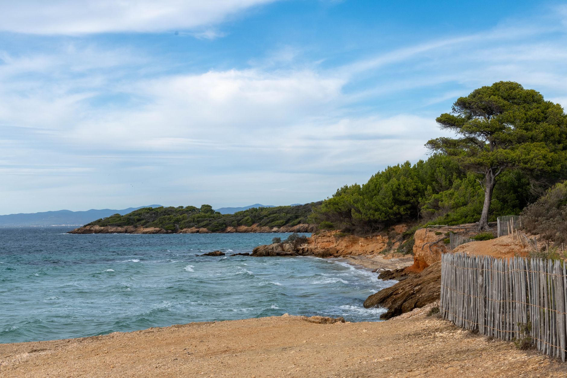 Beach clubs en France : Club 55, cadre légal et tensions sur le rivage