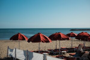 Plages nudistes en France : carte, réglementation et ce qu&rsquo;il faut savoir