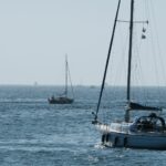Apprendre la voile en France : stages, coûts, niveaux et ce qu’on apprend vraiment