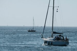Apprendre la voile en France : stages, coûts, niveaux et ce qu&rsquo;on apprend vraiment