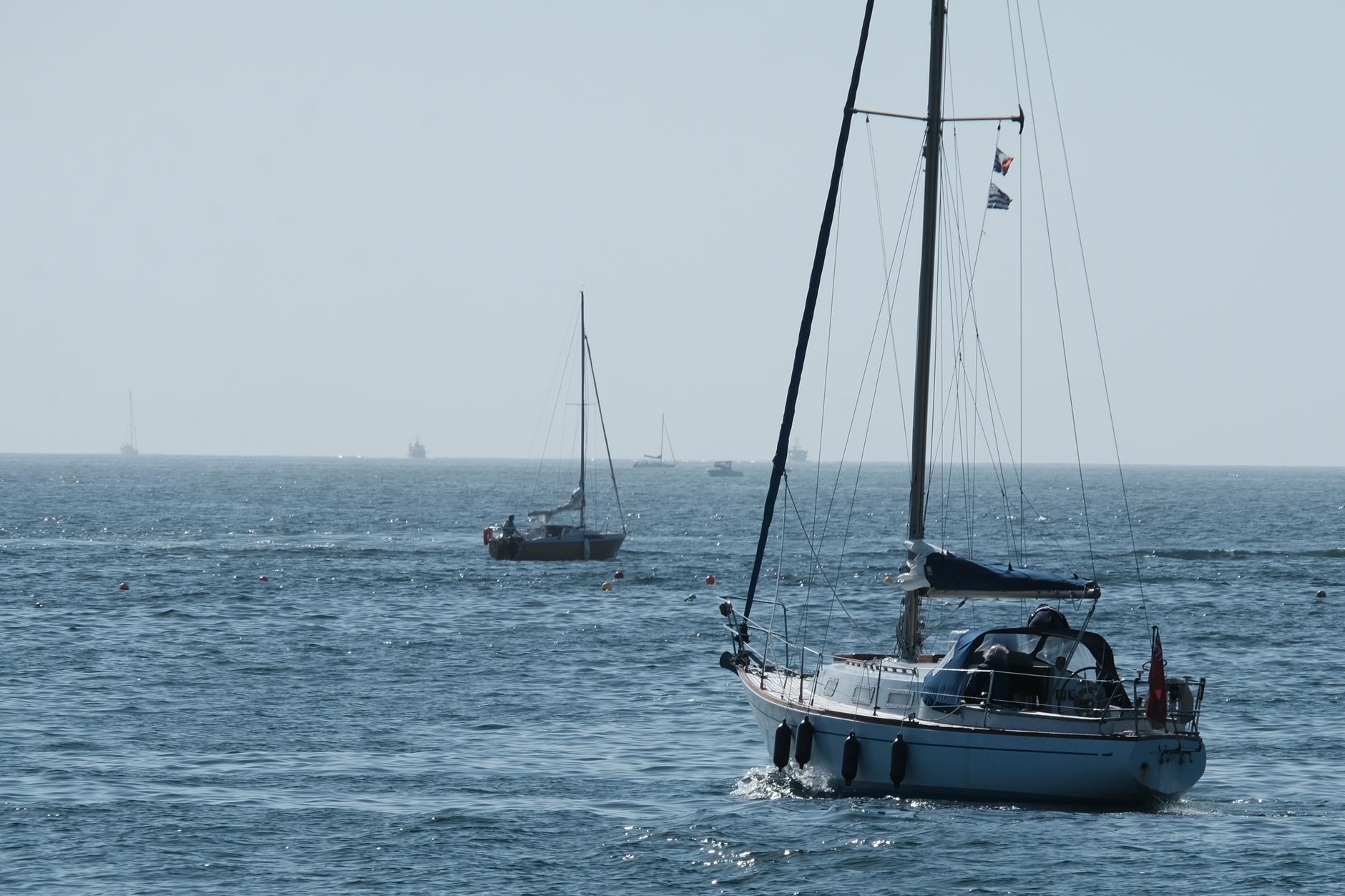 Apprendre la voile en France : stages, coûts, niveaux et ce qu&rsquo;on apprend vraiment
