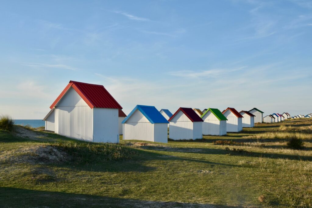Hébergements insolites en bord de mer : cabanes, roulottes et ce qui existe vraiment