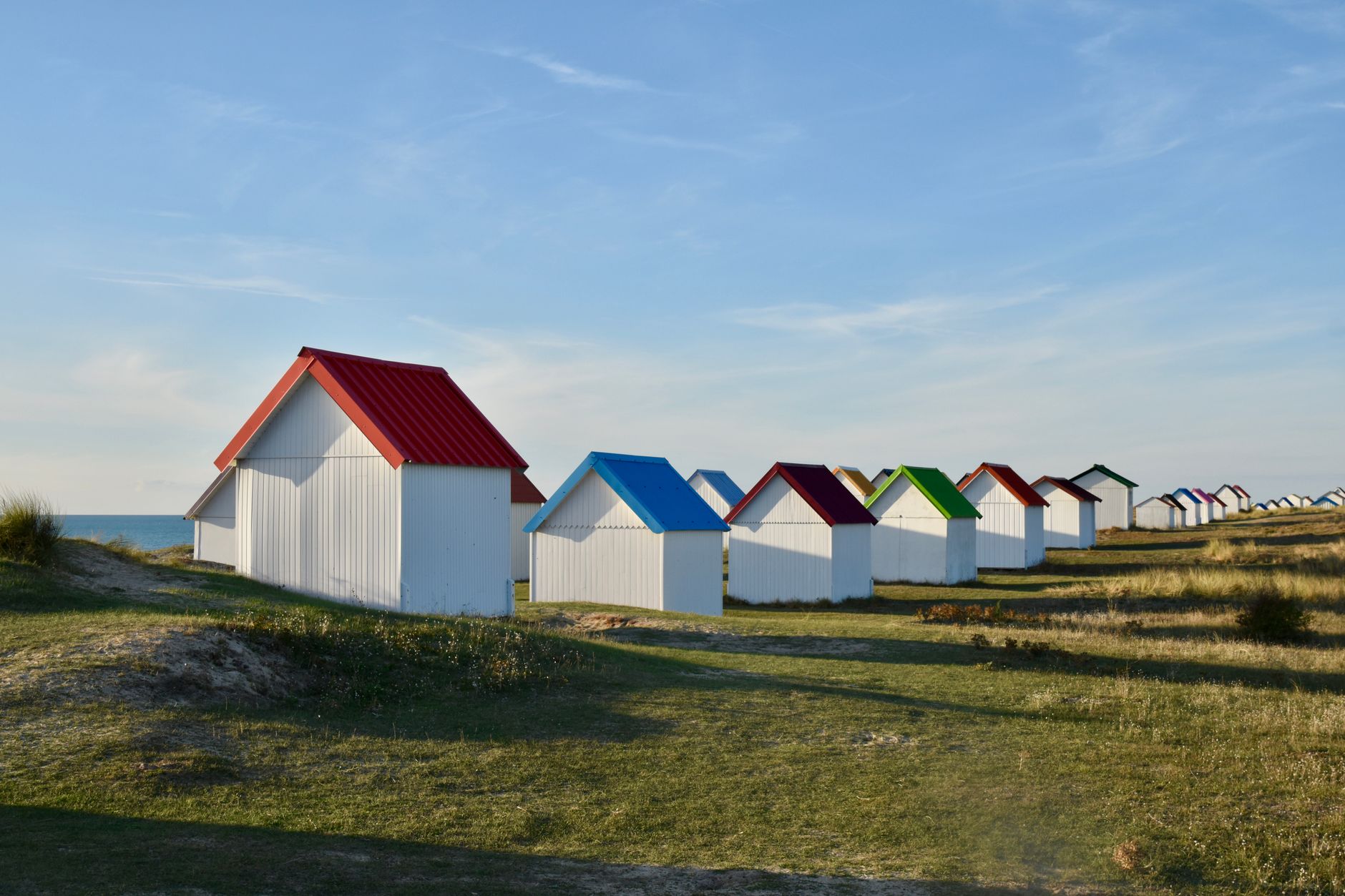 Hébergements insolites en bord de mer : cabanes, roulottes et ce qui existe vraiment
