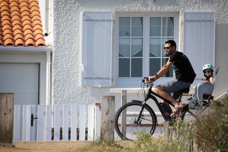 Vélo électrique sur le littoral : itinéraires, locations et autonomie réelle