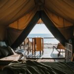 Hébergements insolites en bord de mer : cabanes, roulottes et ce qui existe vraiment
