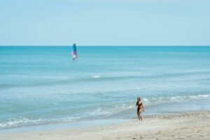Plages nudistes en France : carte, réglementation et ce qu&rsquo;il faut savoir
