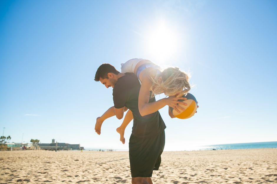 S&rsquo;alimenter à la plage en pratiquant un sport : ce qui change avec la chaleur
