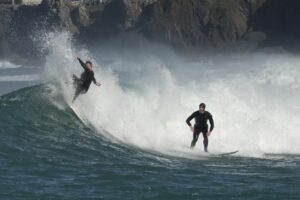 Surf pour débutants : premières vagues, équipement et réalité
