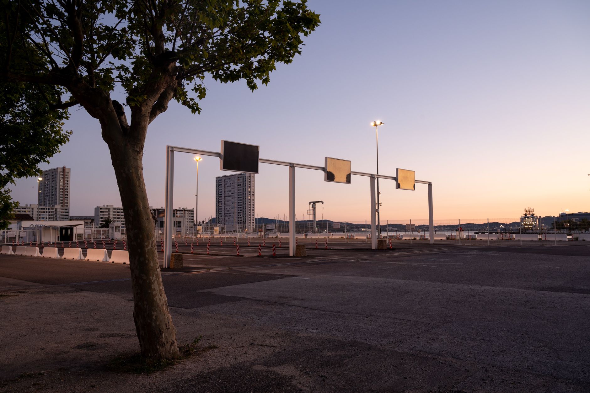 Toulon repousse sa médiathèque, la ville côtière attend