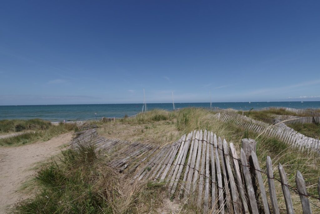 Les robes de plage des années 60 : quand la mode invente l&rsquo;été