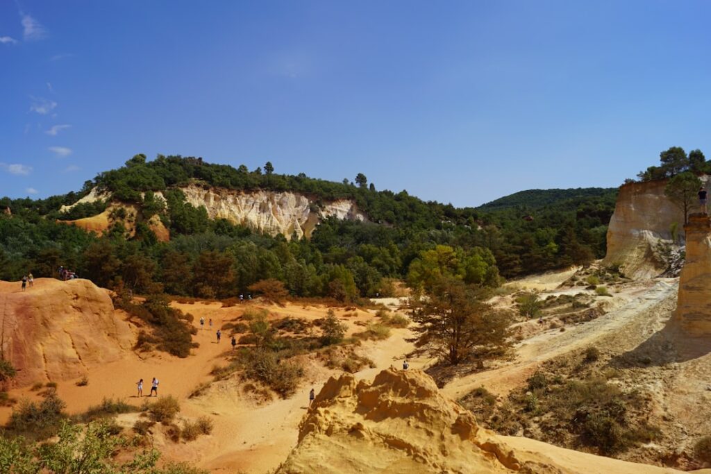 Le chemin des Ocres en Luberon : marcher entre terre rouge et silence