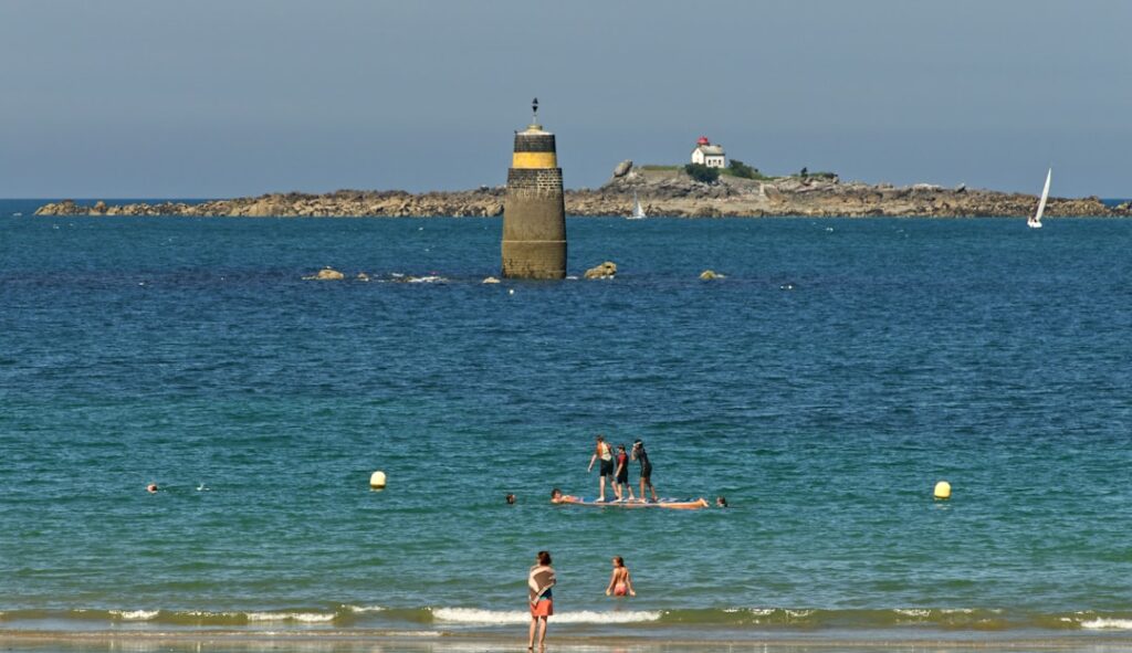 Le maillot de bain français en 2026 : ce qu&rsquo;on met vraiment